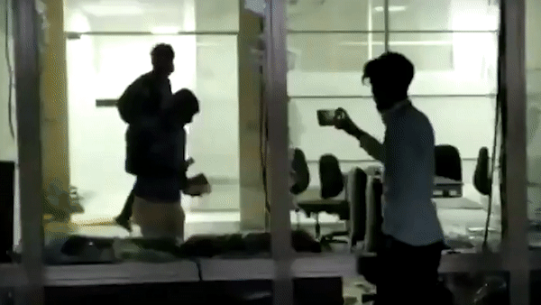 Cong nhan nha may Apple o An Do bao loan vi bi no luong hinh anh