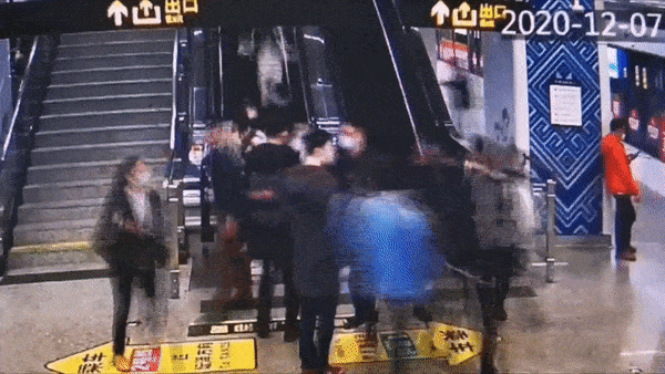 Nguoi phu nu bi mac got giay vao thang cuon o Trung Quoc hinh anh