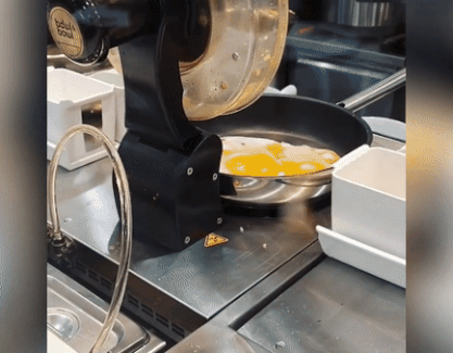 Robot nau bua sang chi trong 20 giay hinh anh