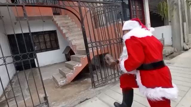 Canh sat Peru hoa trang thanh ong gia Noel de bat toi pham hinh anh