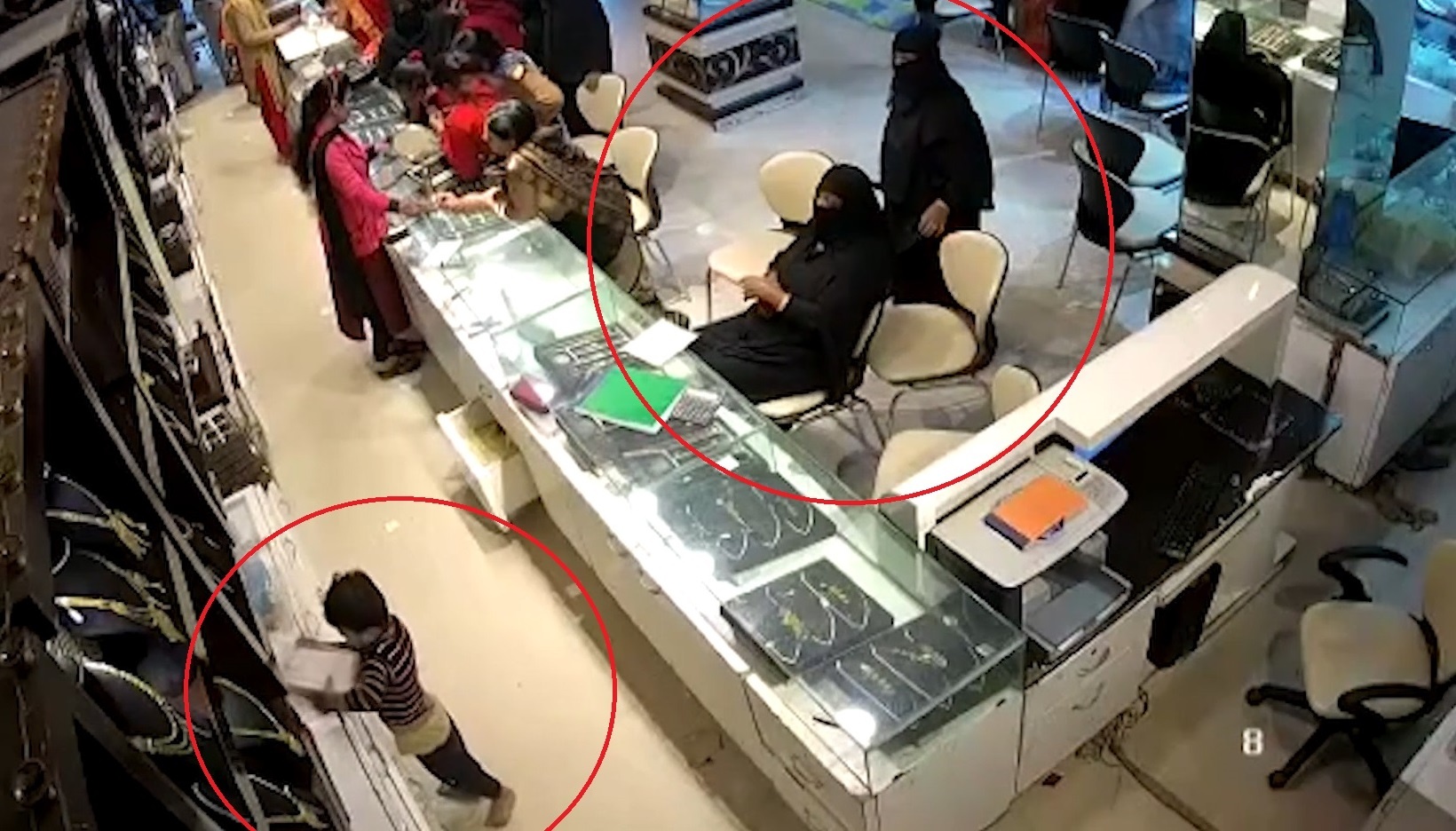 Hai nguoi phu nu loi dung tre em trom vang o An Do hinh anh