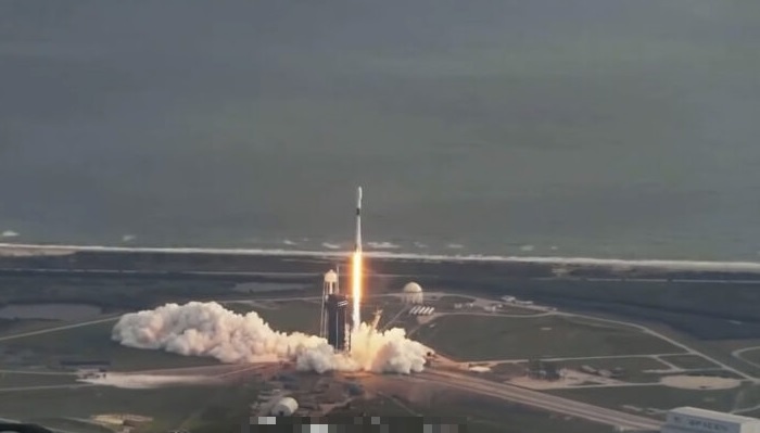 SpaceX phong ve tinh do tham vao quy dao Trai Dat hinh anh