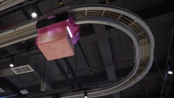 Robot phuc vu tren tran nha tai nha hang o Trung Quoc hinh anh