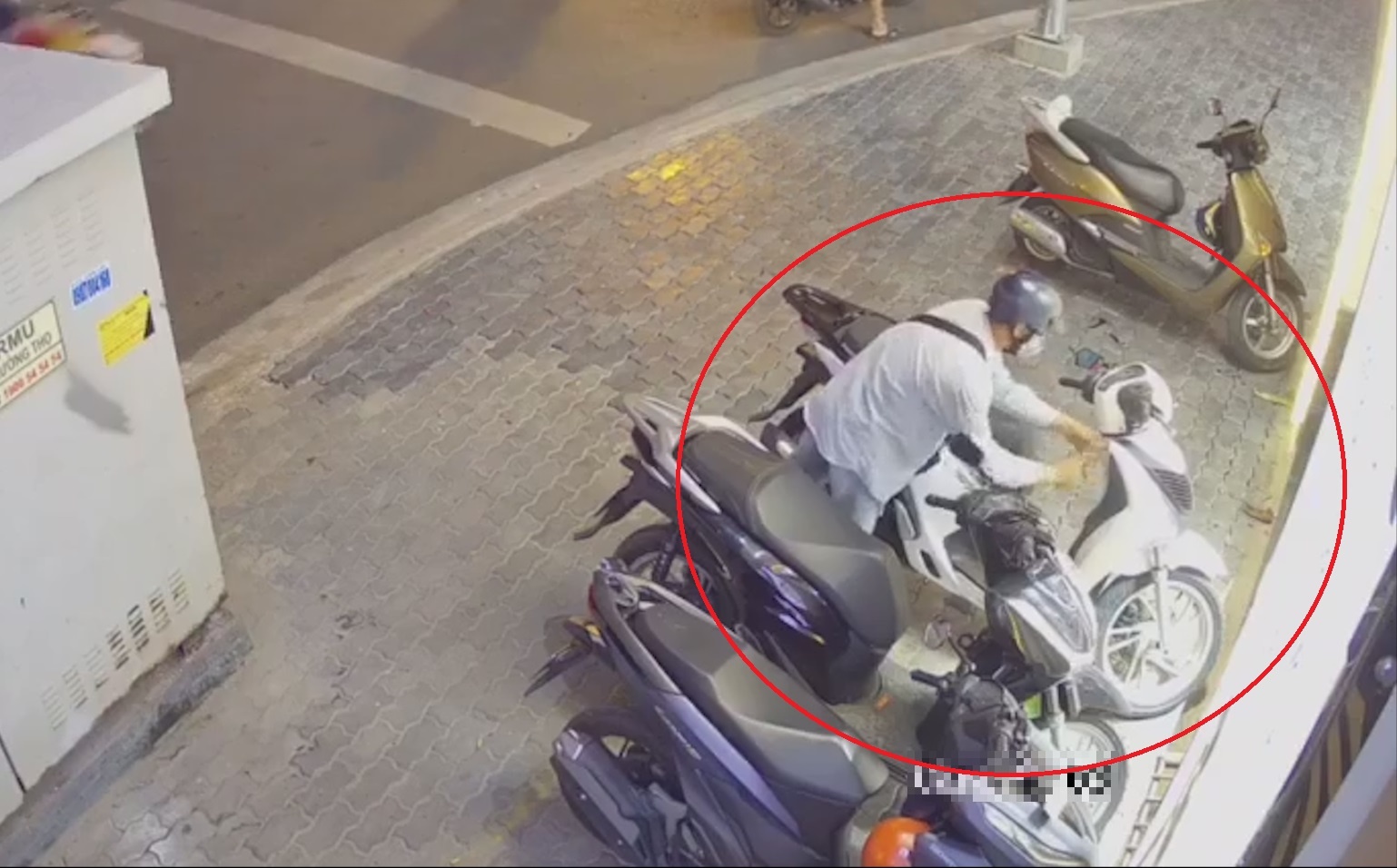 Trom xe SH trong 15 giay o TP.HCM hinh anh