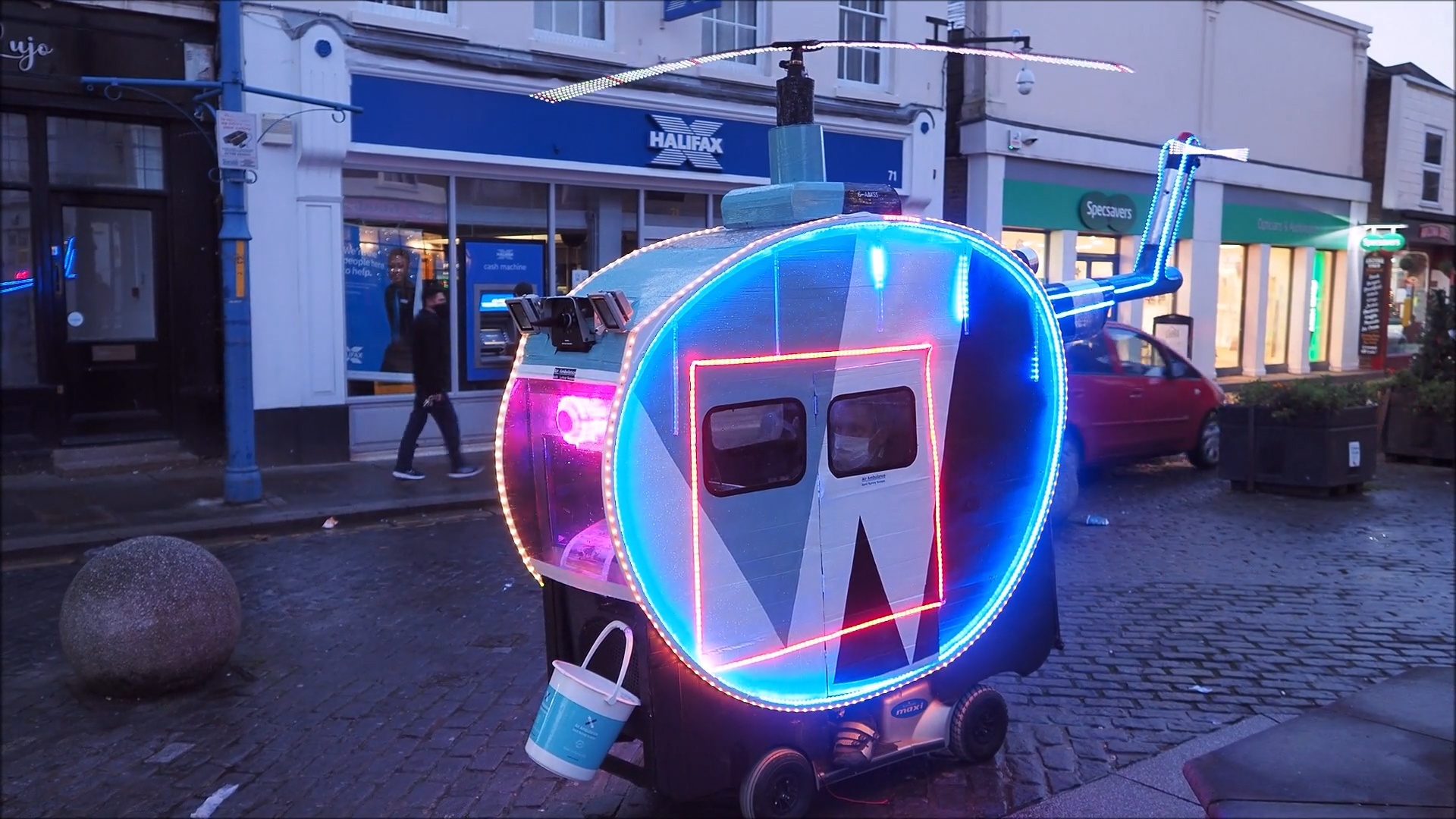 Cu ong 75 tuoi bien xe may thanh truc thang de quyen gop tien o Anh hinh anh