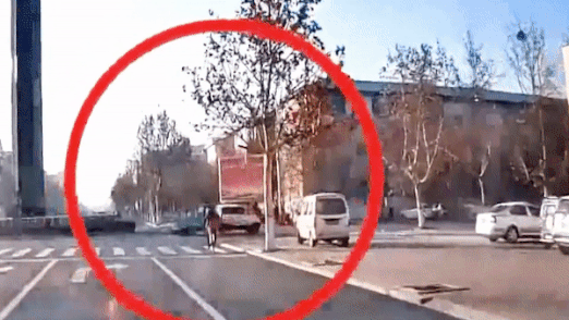 Nguoi dan ong chan xe, cuu 2 nguoi di duong hinh anh