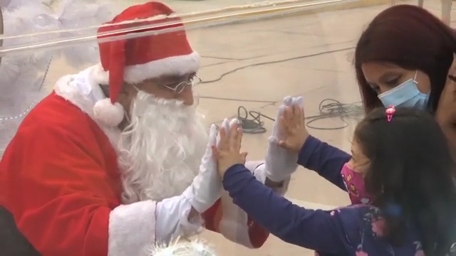 Nguoi Peru xep hang de gap ong gia Noel trong long nhua hinh anh