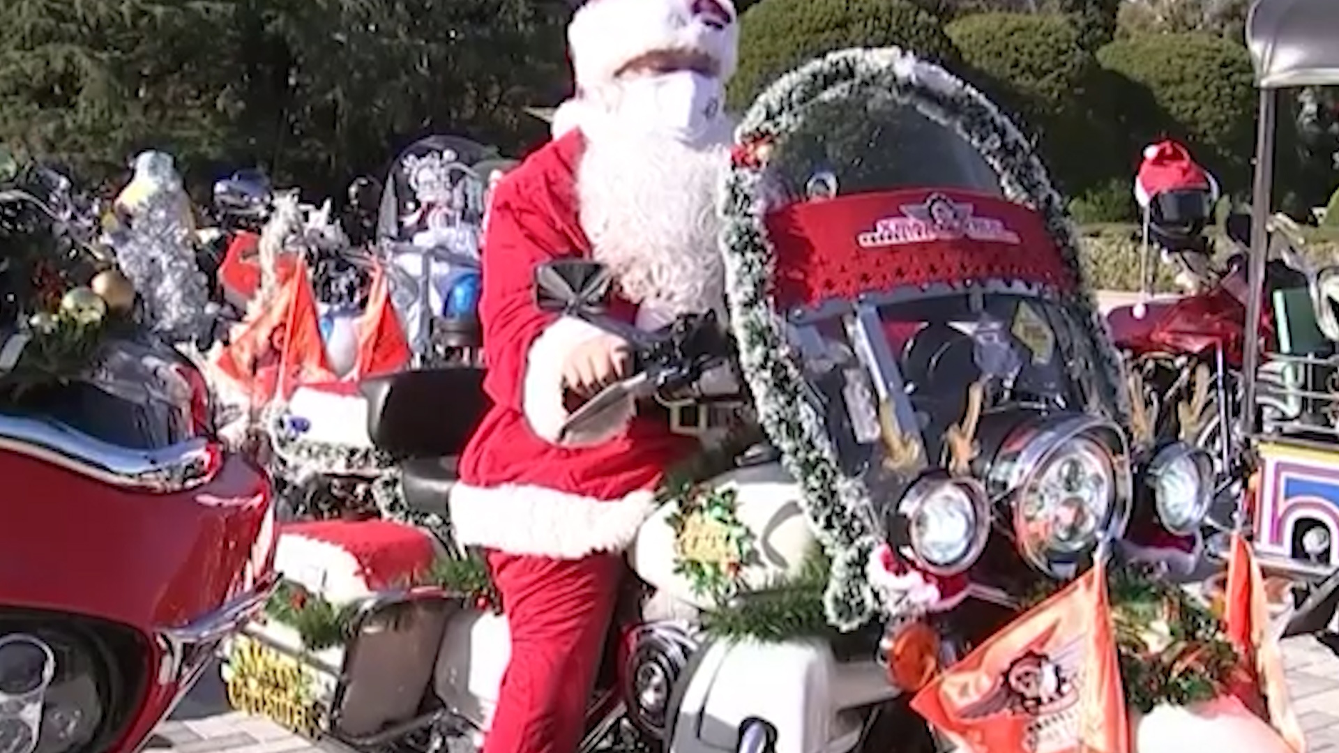 Cac ong gia Noel dieu hanh de nang cao nhan thuc ve lam dung tre em hinh anh