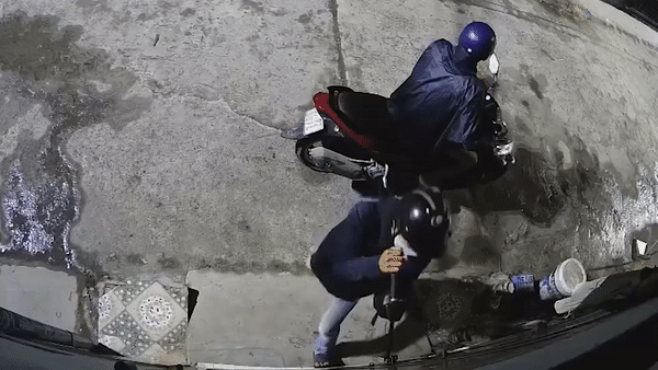 Ten trom bat luc bo di vi khoa cua qua cung hinh anh