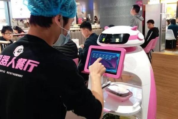 Nha hang Trung Quoc dung nguoi may phuc vu thoi dich benh hinh anh