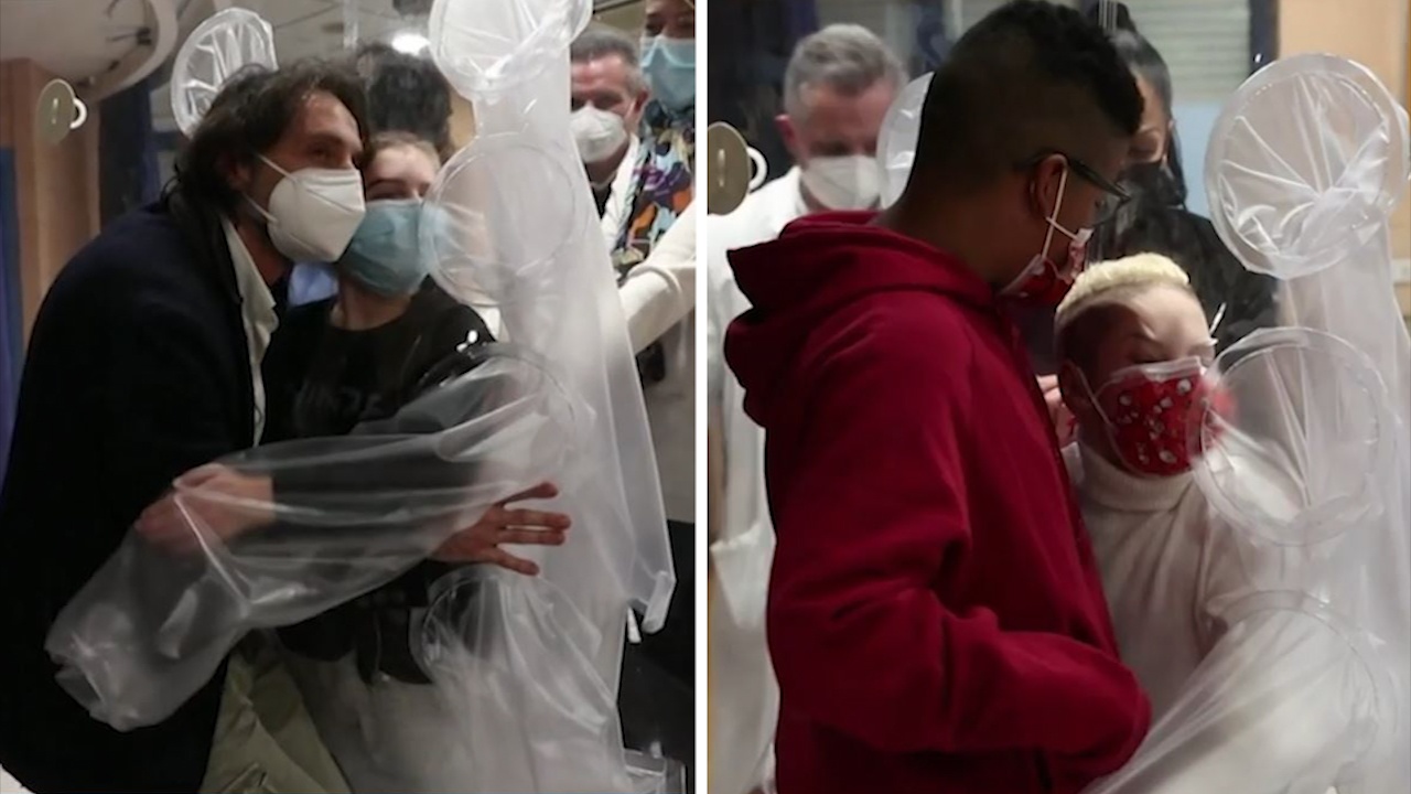 Tre mac Covid-19 duoc om gia dinh qua tam man nhua hinh anh