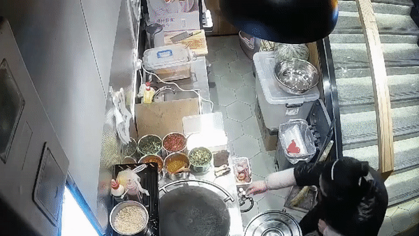 Nhan vien cuu hoa dap dam chay trong nha hang Trung Quoc hinh anh