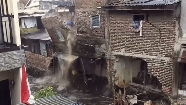 Nuoc lu lam sap hai ngoi nha o Indonesia hinh anh