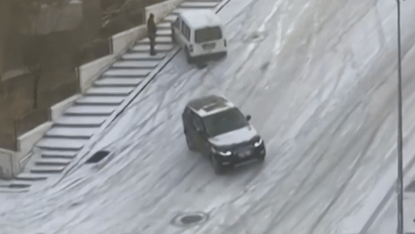 Hang loat oto truot dai tren doc tuyet o Tho Nhi Ky hinh anh