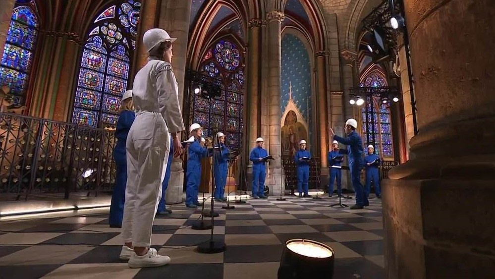 Ca doan Nha tho Duc Ba o Paris bieu dien mung Giang sinh hinh anh