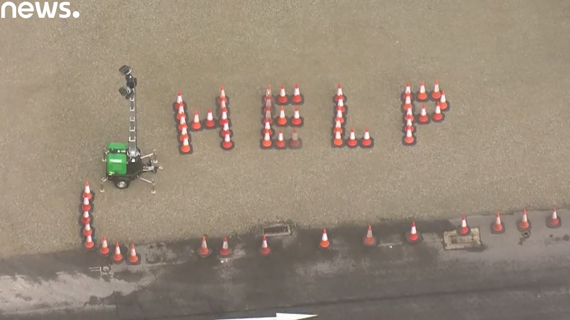 Tai xe cau cuu vi mac ket o bien gioi Anh - Phap hinh anh