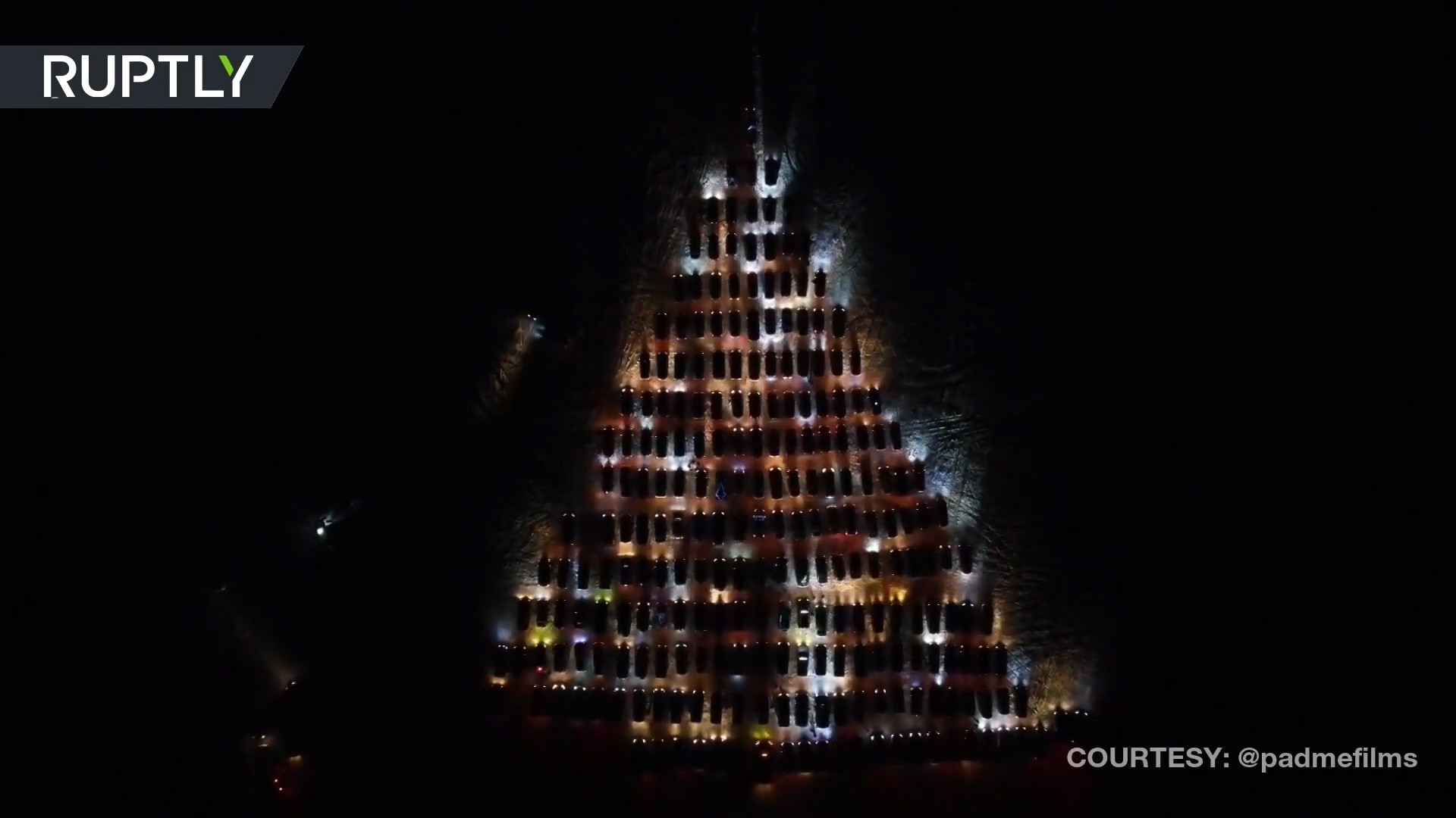 Cay thong Noel khong lo duoc tao nen tu hon 300 chiec oto hinh anh