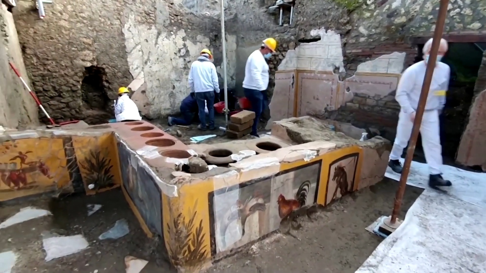 Can canh tan tich quan an duoc phat hien o thanh co Pompeii hinh anh