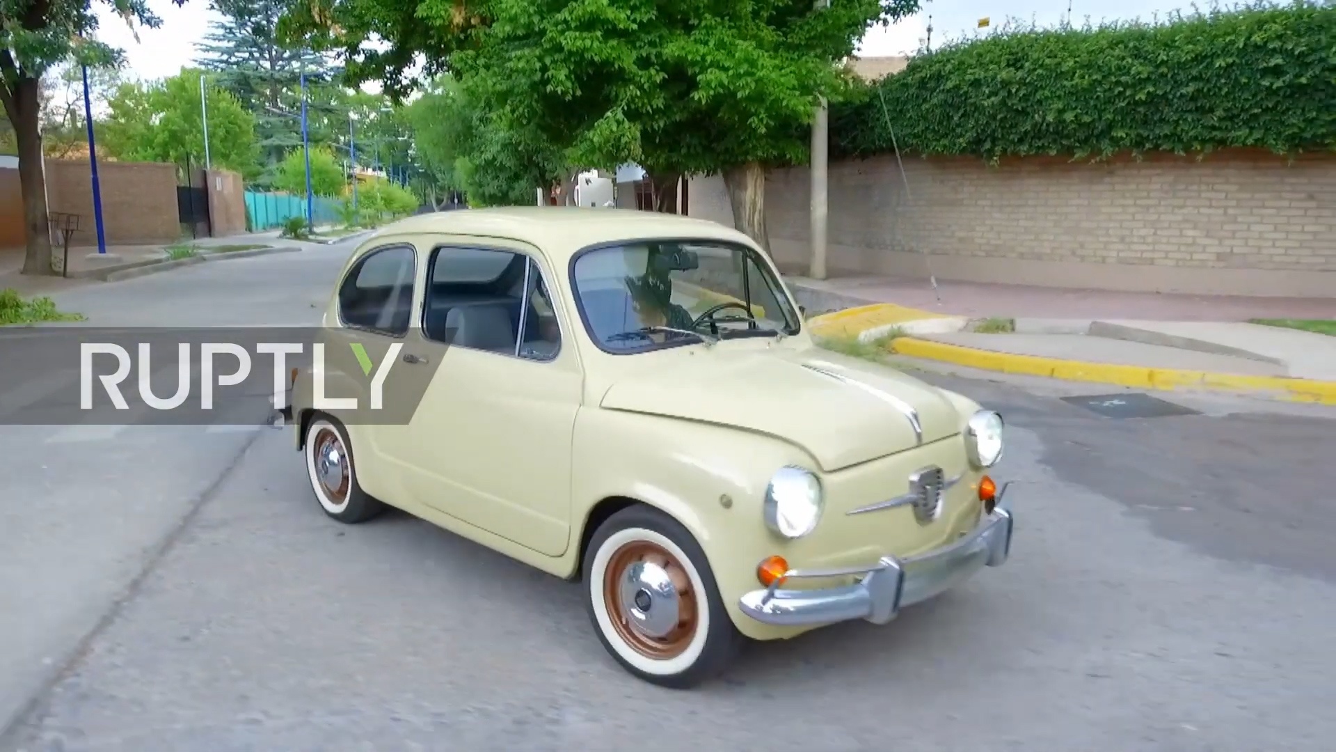 Bien xe co Fiat 600 doi 1969 thanh oto dien o Argentina hinh anh