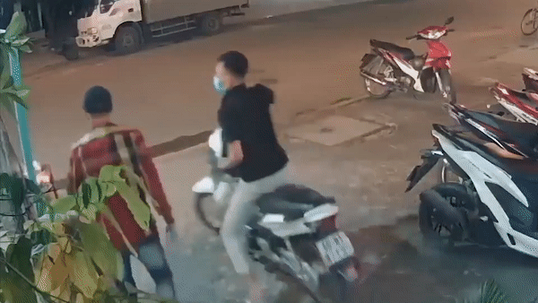 Be gai ngo ngac khi bi giat dien thoai hinh anh