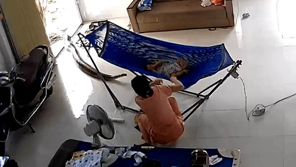 Tran bo vao nha, me om con nho bo chay hinh anh