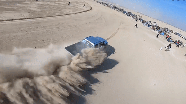 Nhiep anh gia suyt tu nan khi chup anh dua xe o Pakistan hinh anh