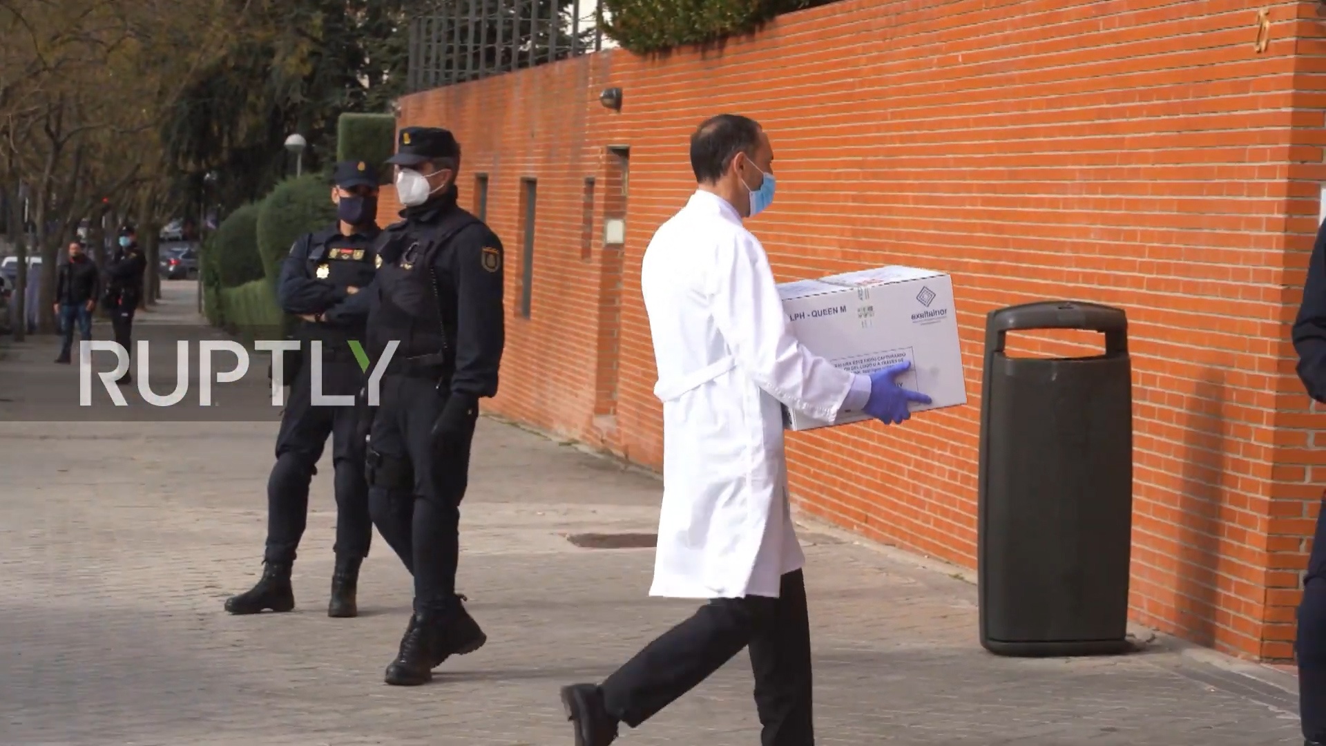 Nhung lieu vaccine Covid-19 dau tien den vien duong lao o Madrid hinh anh