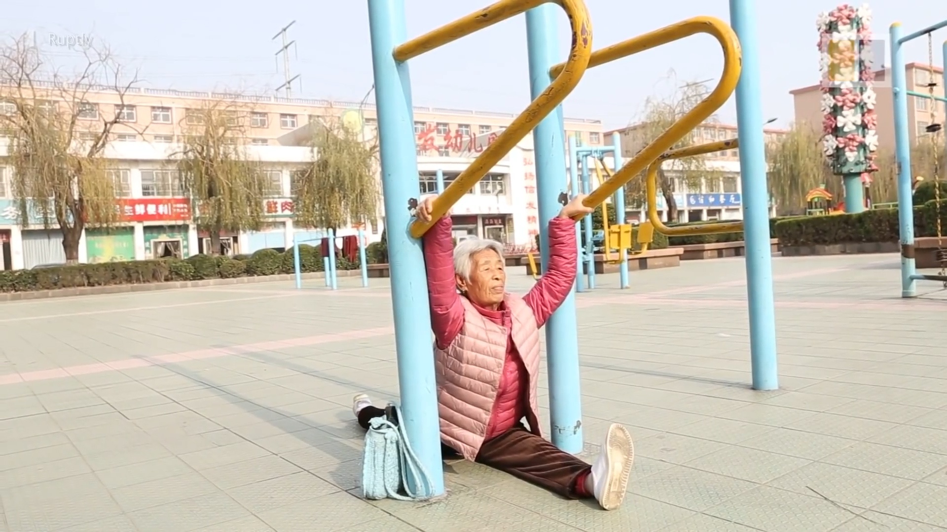 Cu ba thu hut hon 100.000 nguoi theo doi nho kha nang ep deo hinh anh