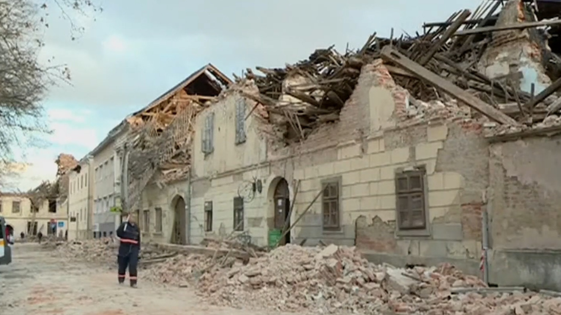 Khung canh hoang tan sau tran dong dat 6,3 do o Croatia hinh anh