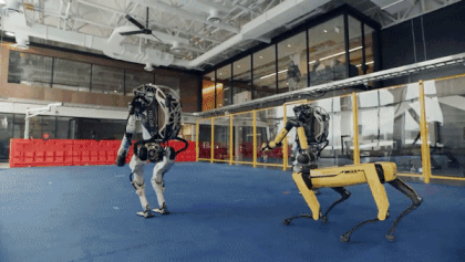 Doi ngu robot nhay mua theo dieu nhac mung nam moi hinh anh