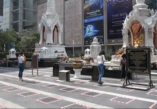 Phat tu su dung cac o vuong de thuc hien gian cach xa hoi o Thai Lan hinh anh