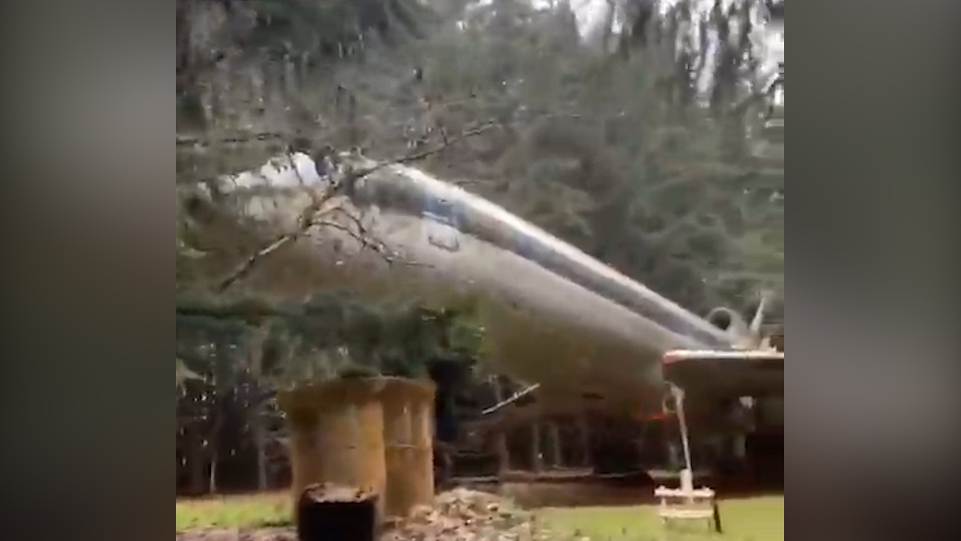 Ngoi nha doc dao duoc lam tu may bay Boeing 727 o My hinh anh