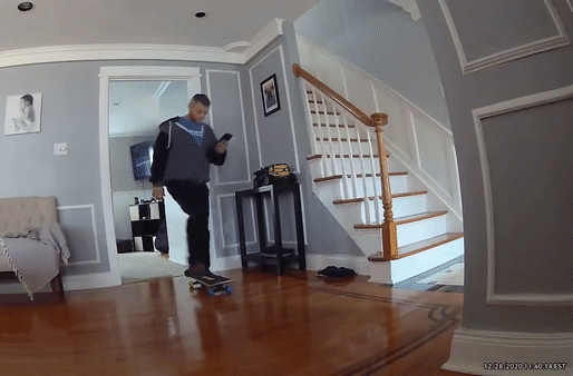 Nguoi dan ong bi gay xuong khi choi truot van trong nha hinh anh