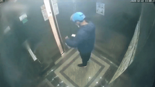 Bi khach phan nan, nguoi giao hang nho nuoc bot vao tui thuc an hinh anh