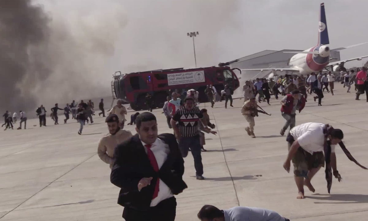 Canh san bay Aden bi tan cong ngay luc thu tuong Yemen dap xuong hinh anh