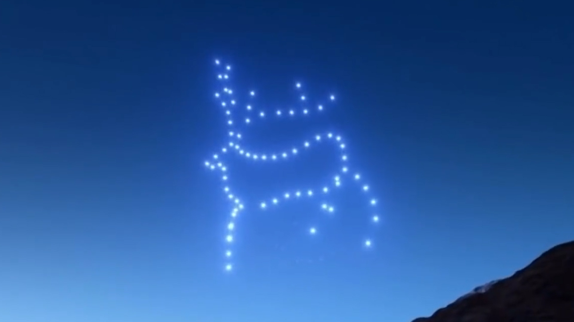 Hang tram drone trinh dien mung nam moi o Scotland hinh anh