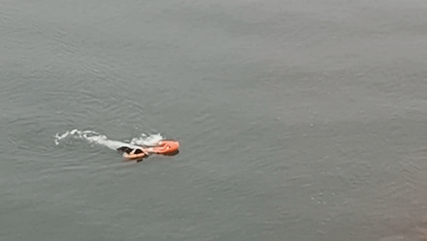 Dung phao cuu sinh dieu khien tu xa de cuu nguoi nhay cau hinh anh