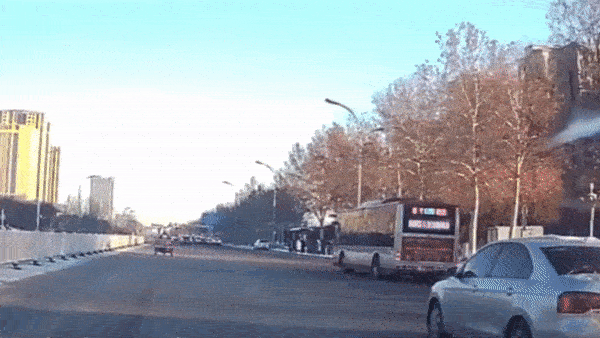 Duong tron khien xe buyt xoay tron o Trung Quoc hinh anh