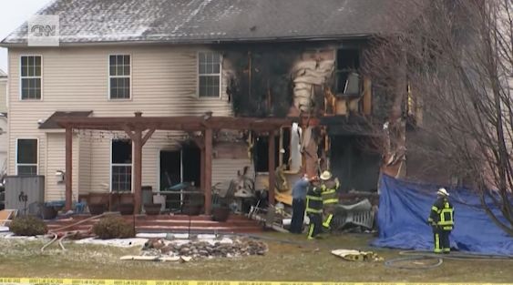 May bay dam vao ngoi nha o My, 3 nguoi thiet mang hinh anh