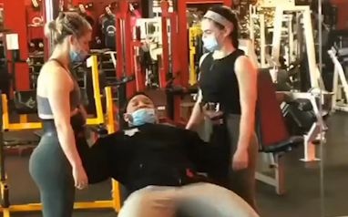 Van dong vien the hinh nang cung luc 2 nguoi phu nu hinh anh