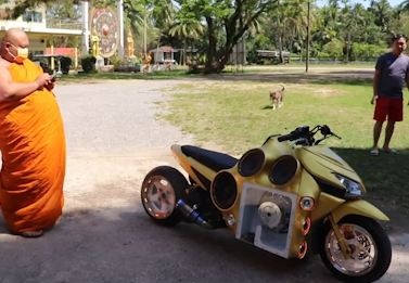 Xe do gan dan loa lon cua nha su Thai Lan hinh anh