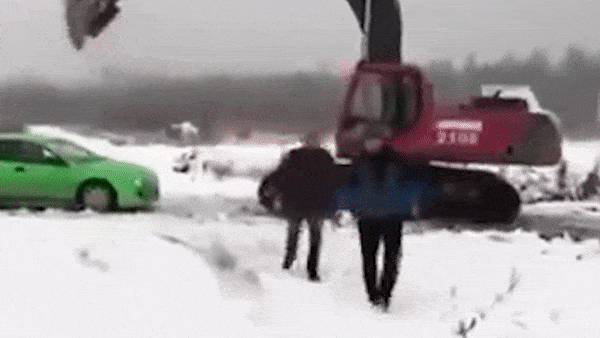 Xe may xuc nghien nat oto o Nga hinh anh