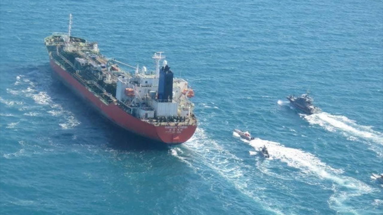 Tau chien Han Quoc den vinh Ba Tu sau vu Iran bat tau dau hinh anh