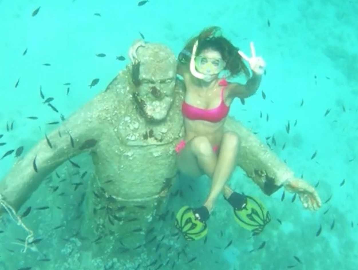 Nguoi phu nu chup hinh voi buc tuong o do sau 13 m hinh anh