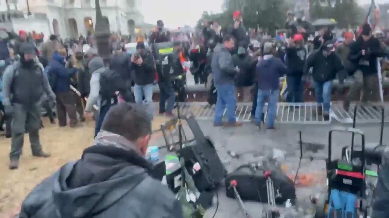 Nguoi bieu tinh dap pha do dac cua phong vien o Dien Capitol hinh anh