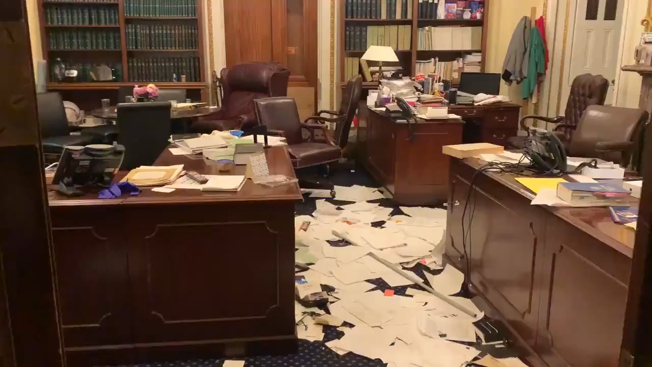 Van phong cua nghi si o Quoc hoi My bi luc tung hinh anh