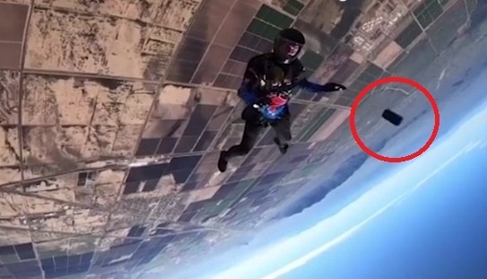 iPhone van hoat dong khi roi tu do cao 3,6 km hinh anh