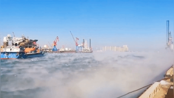 Mat bien 'boc khoi' khi nhiet do qua lanh o Trung Quoc hinh anh