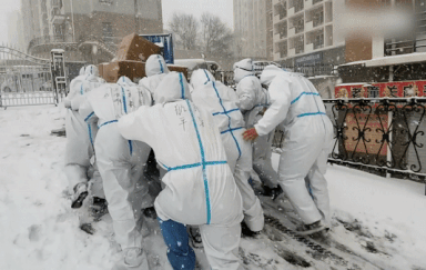 Tinh nguyen vien day xe cho nhu yeu pham giua tran bao tuyet hinh anh