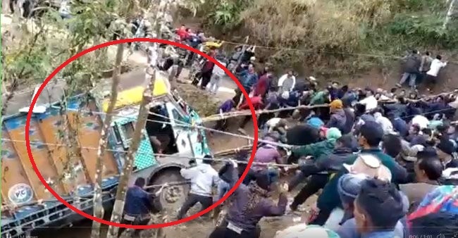 Hang tram nguoi hop suc keo xe tai duoi hem nui hinh anh